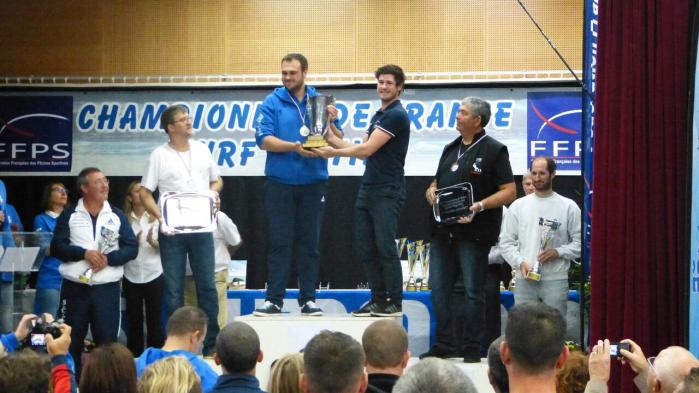 Remise de la coupe du champion 2016 au champion 2017